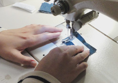 横振りミシンを使った職人による刺繍